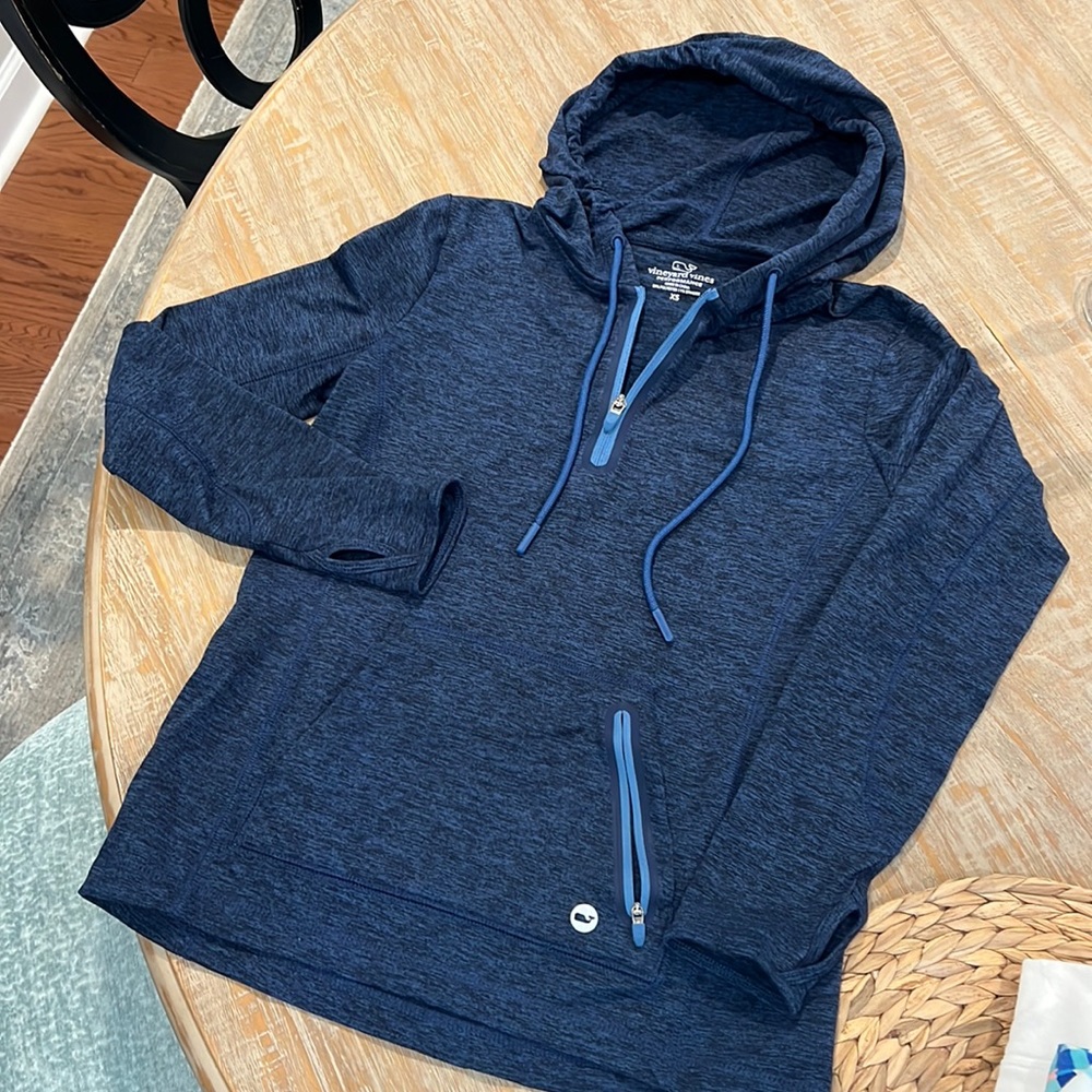 Vineyard vines, xs ladies performance lightweight pull over a quarter zip.
